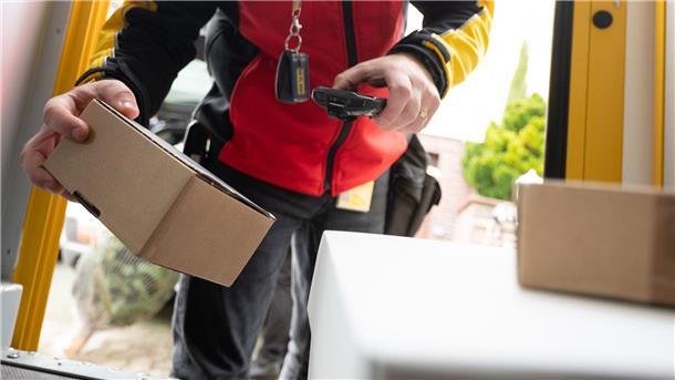Ein DHL-Mitarbeiter sollen Pakete ausliefern - nicht stehlen. Ein Paketbote aus Bremerhaven hat das anders gesehen und wurde bei seinem dreisten Diebstahl gefilmt. (Symbolbild)