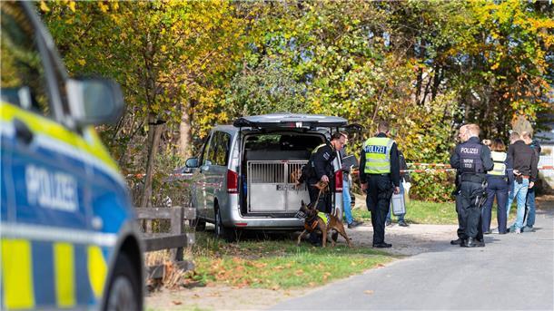 Mädchen gefesselt gefunden - Ermittlungen in alle Richtungen Ein Diensthundeführer der Polizei an dem Waldstreifen, in dem die 13-Jährige aufgefunden wurde.