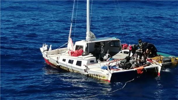 Ein Dingi des Thunfischfängers „Maria Delia“ liegt an dem manövrierunfähigen Katamaran des australischen Seglers Tim Shaddock.