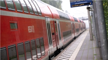 Ein doppelstöckiger Regionalzug der Deutschen Bahn fährt durch einen Bahnhof (Symbolbild)