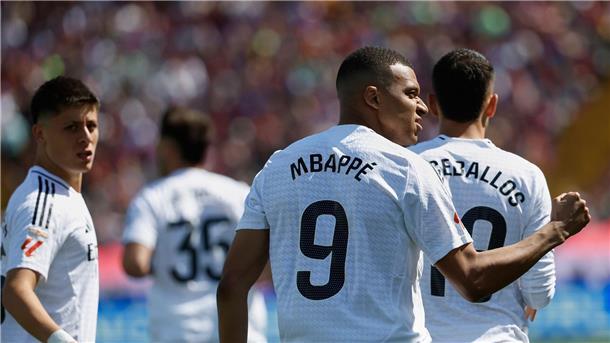 Nächstes Tor-Spektakel: Flick mit Barça vor Titelgewinn Ein Dreierpack von Kylian Mbappé war zu wenig für Real.