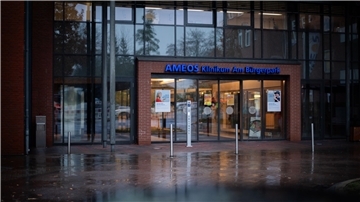Ein Drohanruf hat im Ameos-Klinikum einen Polizeieinsatz ausgelöst.