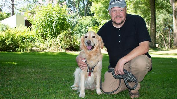Ein Duo für die Gemeindejugendpflege in Wurster Nordseeküste: Jörg Pfaffenroth und sein Golden Retriever Ben.
