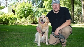 Ein Duo für die Gemeindejugendpflege in Wurster Nordseeküste: Jörg Pfaffenroth und sein Golden Retriever Ben.