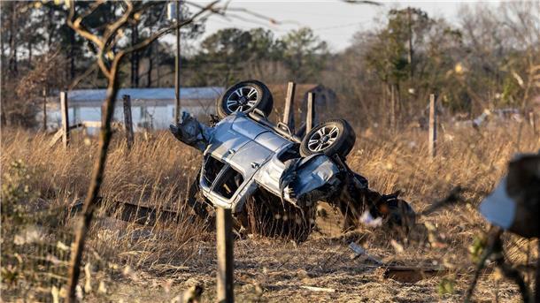 Wetterextreme in den USA bringen Tod und Zerstörung Ein durch das Unwetter zerstörter Geländewagen in Alabama.