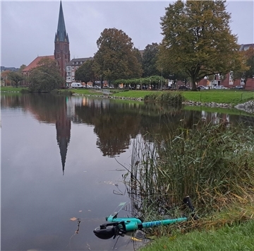 Ein E-Roller des Anbieters Tier liegt im Holzhafen - vermutlich wurde er reingeschmissen.