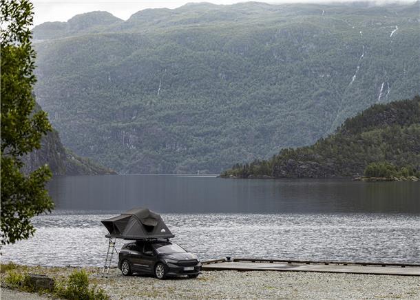 E-Mobilität in Norwegen: Thomas Kreys Weg durch Sturm und Ladeengpass Ein E-Van mit Dachzelt ist Thomas Kreys Quartier während seines Elektro-Mobil-Urlaubs in Norwegen.