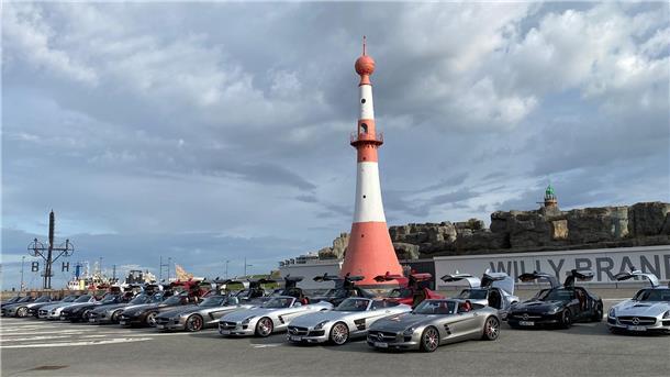 Ein einmaliges Bild: Rund 30 Mercedes SLS AMG haben sich auf dem Willy-Brandt-Platz platziert.