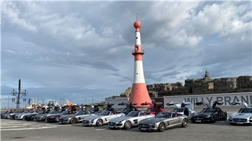 Ein einmaliges Bild: Rund 30 Mercedes SLS AMG haben sich auf dem Willy-Brandt-Platz platziert.