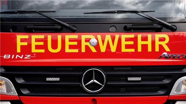 Feuerwehren in Niedersachsen sehen sich gut aufgestellt Ein Einsatzfahrzeug der Feuerwehr steht auf einem Parkplatz.