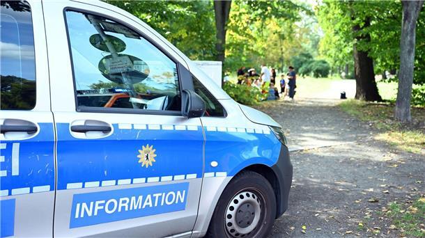 Auto fährt in Berlin in Kindergruppe - Fahrer festgenommen Ein Einsatzfahrzeug der Polizei steht an der Unfallstelle.