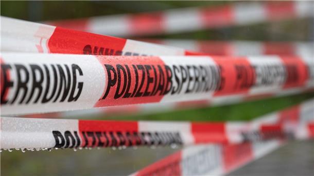 Todesursache bei Tauchunfall im Kreidesee ermittelt Ein Einsatzort der Polizei ist mit Flatterband abgesperrt.