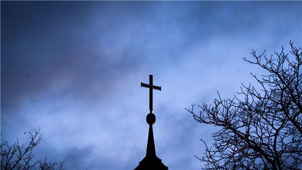 Urteil gegen Ex-Pfarrer nach sexualisierter Gewalt Ein EKD-Disziplinargericht hat entschieden, dass ein ehemaliger Pfarrer nach Vorwürfen sexualisierter Gewalt keine kirchlichen Dienste mehr übernehmen darf. (Symbolbild)
