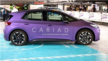 Ein Elektroauto von VW mit dem Aufdruck der Sparte „Cariad“ ist während der Internationalen Automobil-Ausstellung (IAA Mobility) zu sehen.