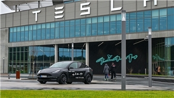 Ein Elektrofahrzeug vom Typ Tesla Model Y steht vor der Tesla Gigafactory Berlin-Brandenburg.
