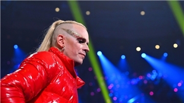 Ein enttäuschter Frontmann Chris Harms von der Band Lord Of The Lost beim Finale des ESC in Liverpool.