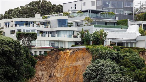 Tropensturm „Gabrielle“ wütet in Neuseeland Ein Erdrutsch hat sich nahe eines Hauses in Auckland gelöst, verursacht durch anhaltend nasses Wetter wegen Zyklon Gabrielle.