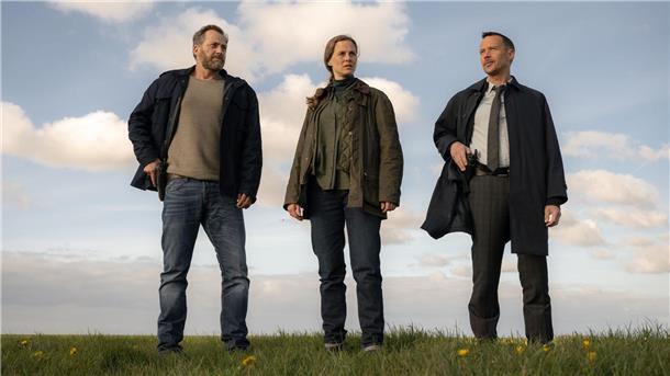 Ein Ermittler-Team auf individuellen Abwegen (von links nach rechts): Frank Weller (Christian Erdmann), Ann Kathrin Klaasen (Picco von Groote) und Rupert (Barnaby Metschurat; Archivbild).