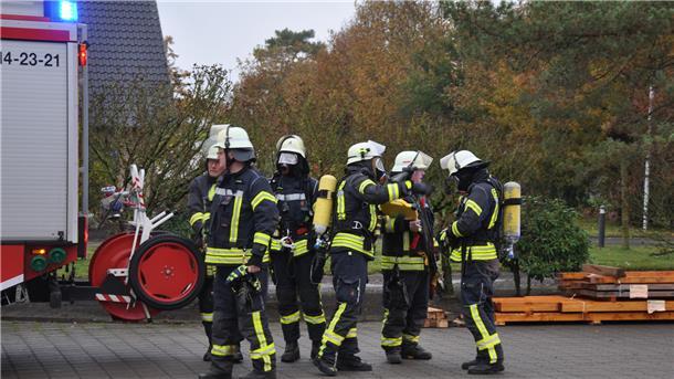Schwelbrand in Hackschnitzelheizung-Anlage: Über 50 Feuerwehrleute im Einsatz Ein erster Atemschutztrupp bereitet sich auf den schwierigen Einsatz am Hackschnitzel-Silo in Sandbostel vor.