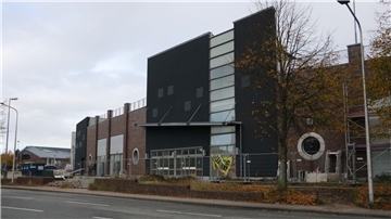 Ein erstes Anzeichen an der Fassade, dass hier bald Kaufland entsteht: der für das Unternehmen bekannte dunkle Eingangsbereich.