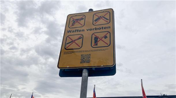 Ein erstes Hinweisschild zum Waffenverbot steht am Hamburger Hauptbahnhof.