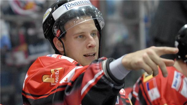 Eishockeyspieler in rot-schwarzer Ausrüstung gestikuliert auf dem Eis, Archivaufnahme 2007.