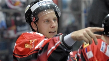 Eishockeyspieler in rot-schwarzer Ausrüstung gestikuliert auf dem Eis, Archivaufnahme 2007.