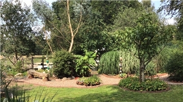 Ein exotischer Natur-Garten erwartet die Besucher in Hassendorf. Der Garten ist barrierearm.