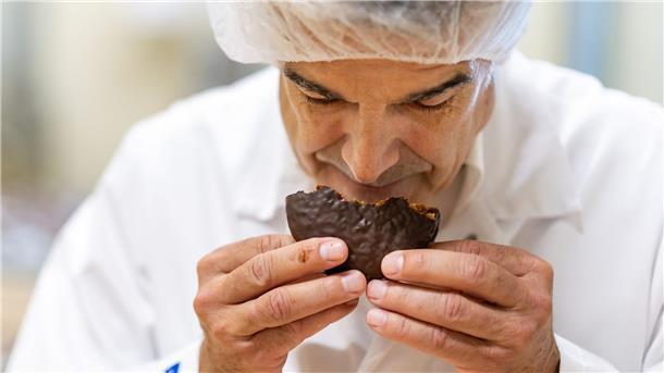 Im Hochsommer für Weihnachten backen Ein Fachmann prüft, ob die frisch gebackenen Lebkuchen auch schmecken.