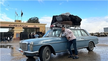 Ein Fahrer, der Palästinenser zur Rückkehr in den Gazastreifen zur Grenze bringt.