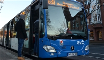 Ein Fahrgast warten am Zevener Busbahnhof auf den Einstieg in einen Bus der Linie 630. Der fährt bis nach Bremen. Inhaber des Jugendtickets werden auch dieses Angebot nutzen können – für 30 Euro im Monat oder sogar komplett gratis.