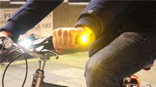Ein Fahrradblinker leuchtet an einem Rad und zeigt, wo es langgeht. Ist das die Zukunft?