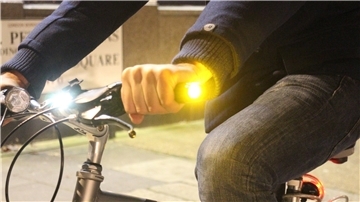 Ein Fahrradblinker leuchtet an einem Rad und zeigt, wo es langgeht. Ist das die Zukunft?