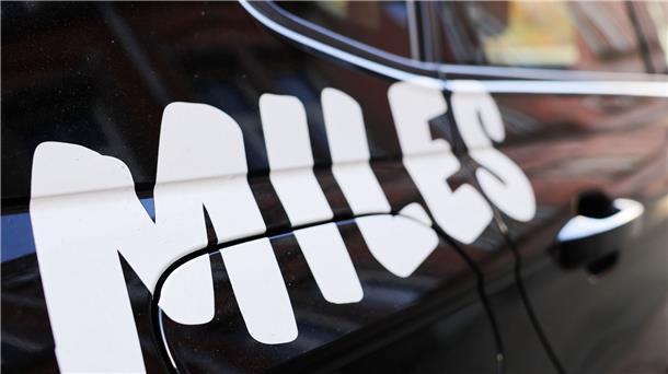 Ein Fahrzeug des Carsharing-Anbieters Miles an einer Straße in der Hamburger Innenstadt.
