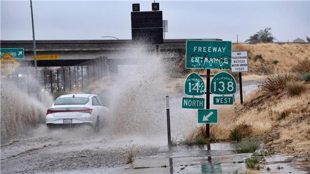 Sturm „Hilary“ zieht über Kalifornien hinweg Ein Fahrzeug fährt durch eine überflutete Autobahnauffahrt nahe der kalifornischen Stadt Palmdale.
