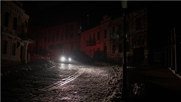 Ein Fahrzeug fährt während eines Stromausfalls nach einem russischen Raketenangriff.