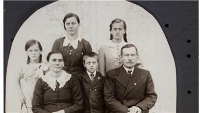Ein Familienfoto – aufgenommen in Obendorf: vorne Stiefmutter Wanda, Artur und Vater Adolf Redel, dahinter die Schwestern Eugenie, Emma und Martha. 