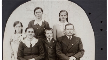 Ein Familienfoto – aufgenommen in Obendorf: vorne Stiefmutter Wanda, Artur und Vater Adolf Redel, dahinter die Schwestern Eugenie, Emma und Martha. 