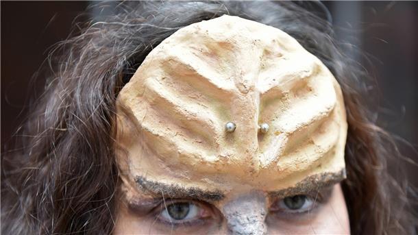 „Wir rennen nicht mit Alu-Hüten rum“ - 40 Jahre Klingonisch Ein Fan mit Klingonen-Stirn - „Ich hätte nie gedacht, dass mal so viele Menschen Klingonisch lernen“, sagte dessen Entwickler, der US-amerikanische Sprachwissenschaftler Marc Okrand über den Zuspruch zu seiner Sprache.