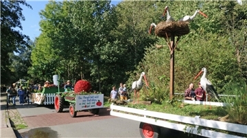 Ein farbenprächtiger Umzug mit 25 Wagen 
