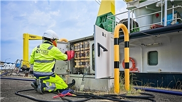 FBG-Mitarbeiter bei der Legung eines Landstromanschluss (Symbolfoto).
