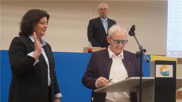 Geestlands neue Bürgermeisterin Gabi Kasten (links) spricht die Eidesformel nach, die Ellen Frank, stelllvertretende ehrenamtliche Bürgermeisterin der Stadt Geestland, verliest. Foto Stehn