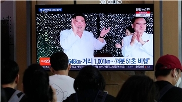 Ein Fernsehbildschirm im Bahnhof von Seoul zeigt während einer Nachrichtensendung ein Bild von Nordkoreas Machthaber Kim Jong Un.