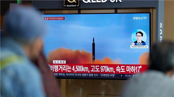 Nordkorea feuert erneut Raketen ab Ein Fernsehbildschirm im südkoreanischen Seoul zeigt eine Nachrichtensendung über den nordkoreanischen Raketenstart.