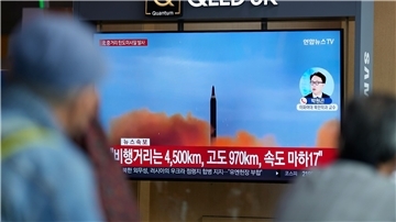 Ein Fernsehbildschirm im südkoreanischen Seoul zeigt eine Nachrichtensendung über den nordkoreanischen Raketenstart.