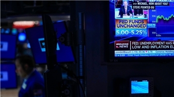 Ein Fernseher zeigt Nachrichten zur Federal Reserve (Fed). (Archivbild)