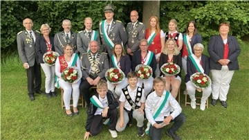 Ein Fest für den Zusammenhalt: Die Elsdorfer Schützen freuen sich über das neue Königshaus.