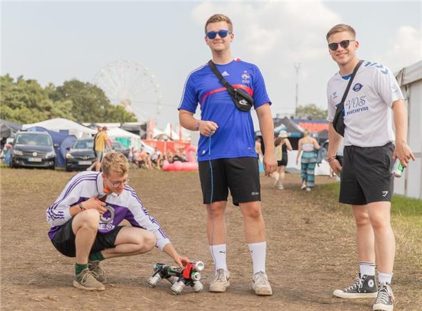 Deichbrand 2024: Das sind die schönsten Bilder vom Festival-Freitag Ein Festival ist kein geeigneter Platz für Tiere, schreibt das Deichbrand. Die, die ihre vierbeinigen Freunde zu Hause lassen mussten, wissen sich aber zu helfen.