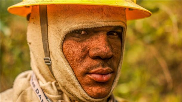 Rekordwaldbrände in Brasiliens Feuchtgebiet Pantanal Ein Feuerwehrmann im Einsatz gegen die Flammen im Pantanal.