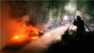 Ein Feuerwehrmann löscht im Sauerland einen Waldbrand. Experten mahnen zur Vorsicht.